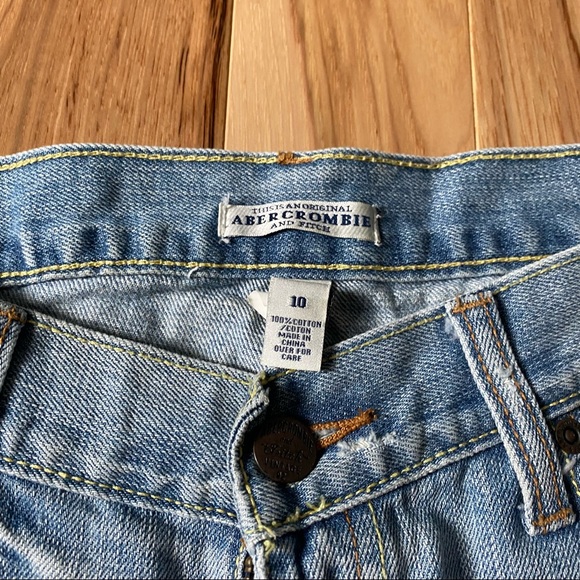 A&F Distressed Light Wash Denim Jean Shorts - Picture 2 of 8